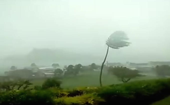 Cyclone Windsor ravaging ion the Savusavu area. Image: Fiji Television