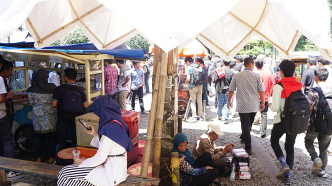 A prototype of the new street vendor shelter in situ. Image: Michael Neilson