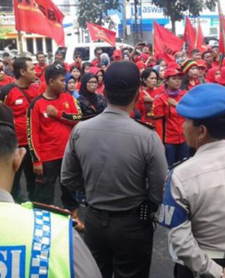 Bandung women workers demand equal pay, prosperity and end to outsourcing