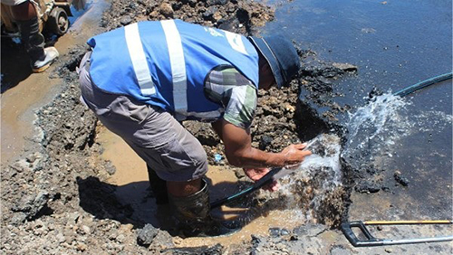 A Water Authority of Fiji, plumber repairing a broken water pipe along Thurston Street in Suva yesterday. Source: Peni Shute / Newswire