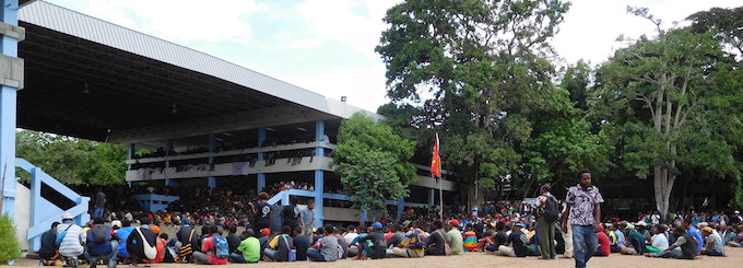 Students crowd the main forum area of the University of PNG this afternoon for the meeting with MPs and senior police officers. Image: Citizen Journalist