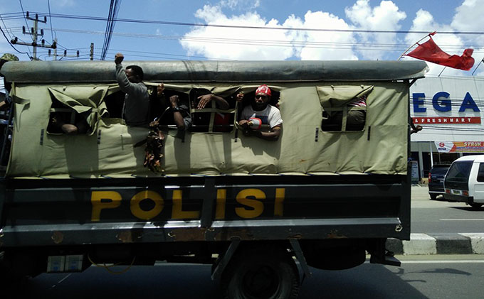 apr arrested papuans in police vehicle 680wide