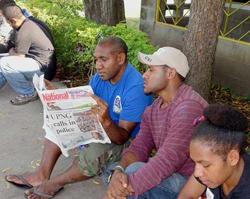 Students reading about the police moving onto their Waigani campus - most students staged a sit-in protest today. Image: Citizen Journalist