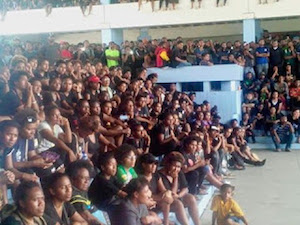 UPNG students at a forum on campus discussing national politics last week. Image: EMTV