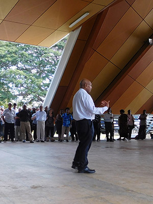 Vice-chancellor Albert Mellam speaking to students at UPNG on Friday. His pledge that students would return to class today went unheeded. Image: Citizen Journalist