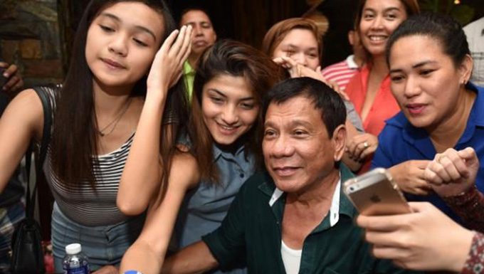Philippines President-elect Duterte ‘browbeats’ media in test of will