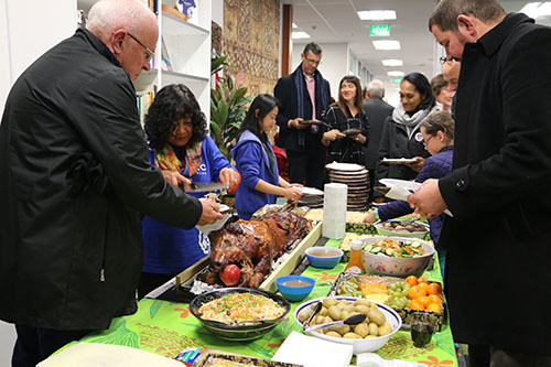 Media educators and journalists at the Pacific Media Centre "lovo" last night. Image: Ami Dhabuwala/PMC