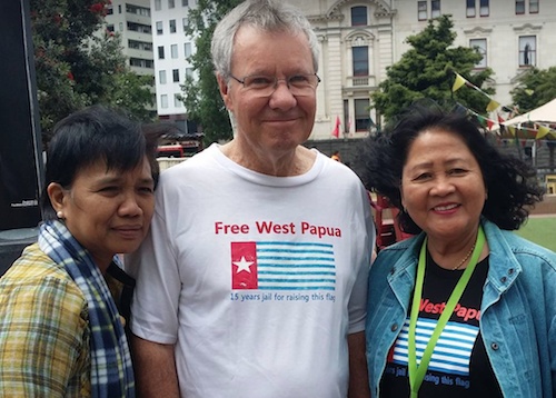 Retired Green MP Keith Locke, an outspoken supporter of West Papuans, with Philippine Center for Investigative Journalism (PCIJ) executive director Malou Mangahas (left) and the Pacific Media Centre’s Del Abcede. Image: Cafe Pacific