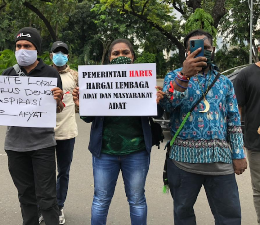 Mimika students protest 1