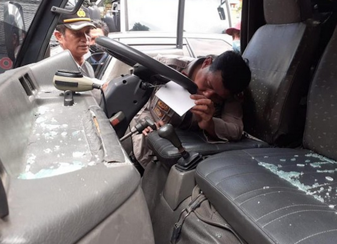 Polisi Indonesia membubarkan rapat umum tersebut setelah melanggar truk polisi pappuvan Pengunjuk rasa