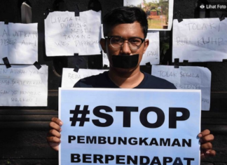 Protesting Indonesian journalist