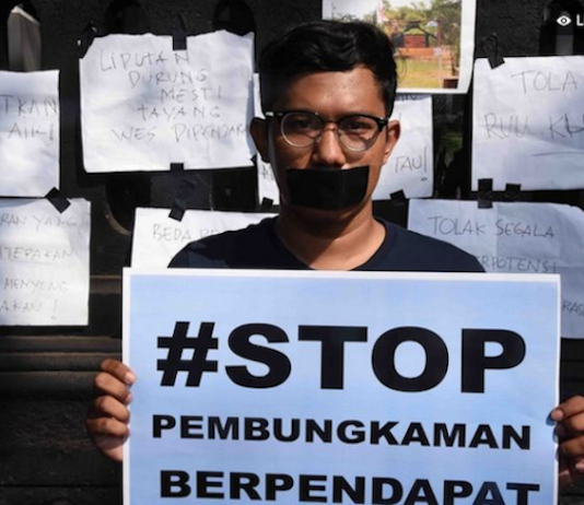 Protesting Indonesian journalist