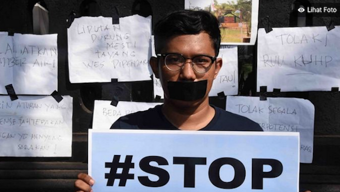 Protesting Indonesian journalist