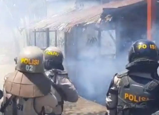 ndonesian police fire tear gas at Papuans