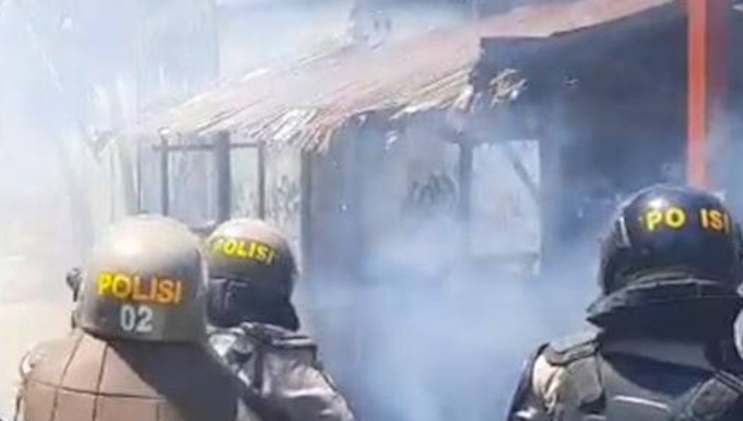 ndonesian police fire tear gas at Papuans
