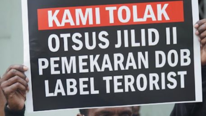 Protest in Bandung rejects Papuan Otsus, militarism, war on Palestine No to Special Autonomy placard