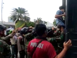 May Day Papuan students being arrested