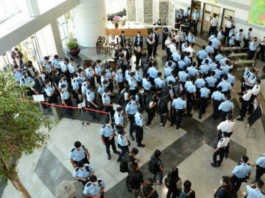 Hong Kong police raid on Apple Daily 180621