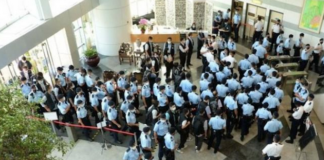 Hong Kong police raid on Apple Daily 180621