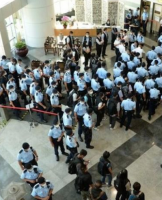 Hong Kong police raid on Apple Daily 180621