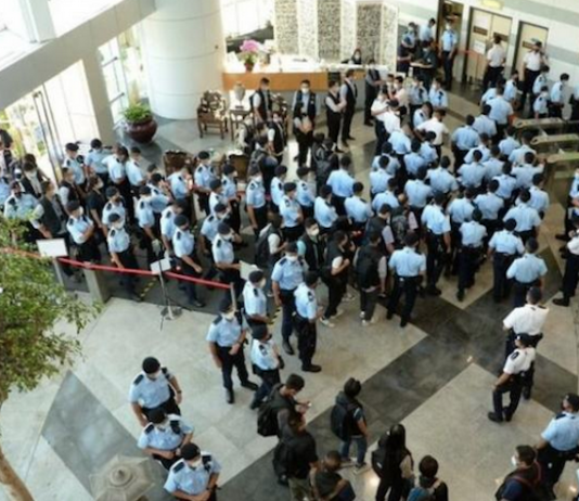 Hong Kong police raid on Apple Daily 180621