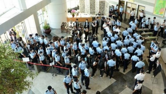Hong Kong police raid on Apple Daily 180621