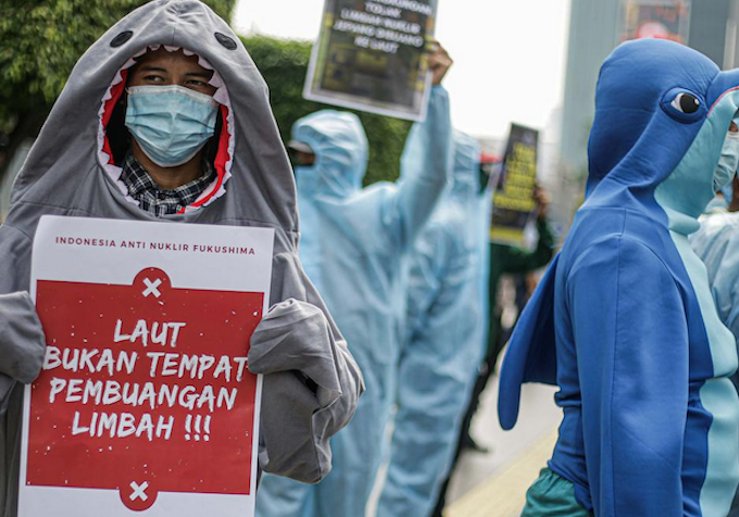 Aktivis Indonesia telah memprotes rencana untuk membuang akses Fukushima di Pasifik