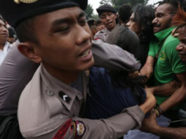 Indonesian police brutally break up a Jayapura rally
