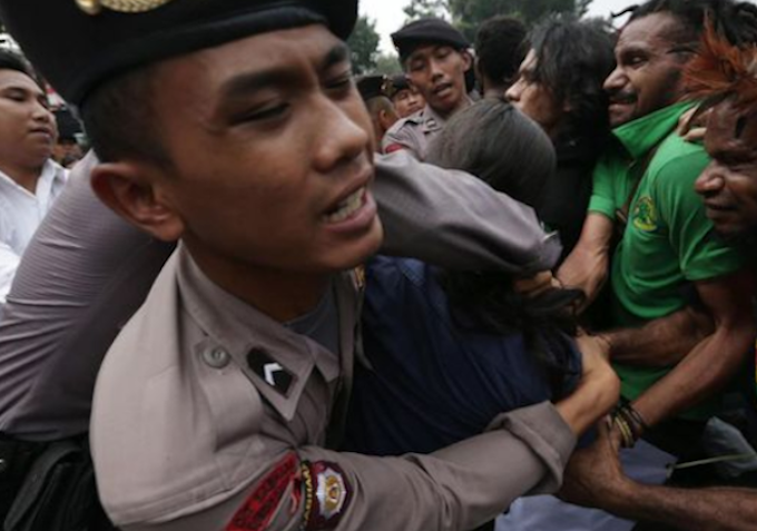 Indonesian police brutally break up a Jayapura rally
