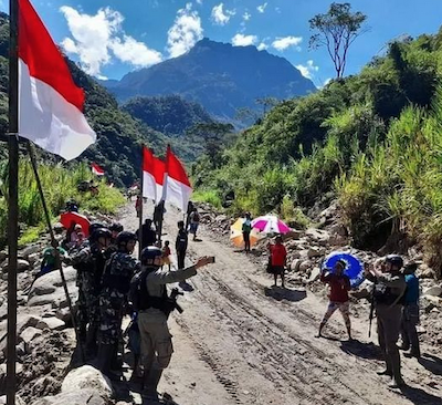 Indonesian flags near Freeport 150821