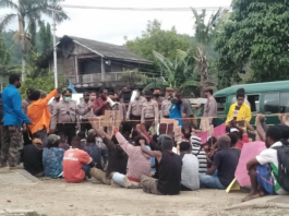 Peaceful protesters supporting the Papuan People's Petition confront Indonesian police