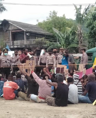 Peaceful protesters supporting the Papuan People's Petition confront Indonesian police