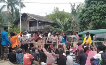 Peaceful protesters supporting the Papuan People's Petition confront Indonesian police
