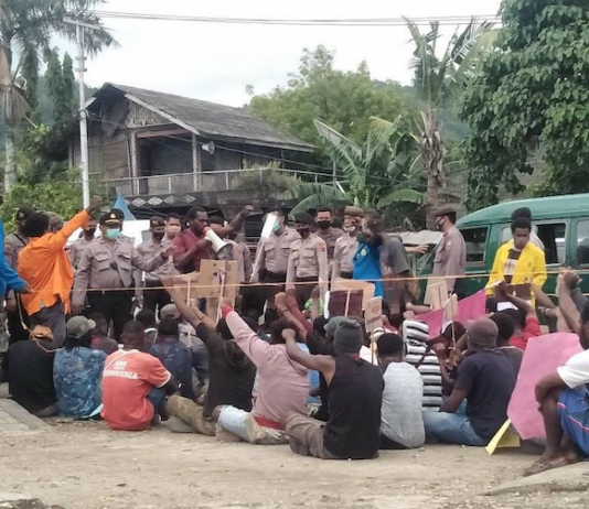 Peaceful protesters supporting the Papuan People's Petition confront Indonesian police