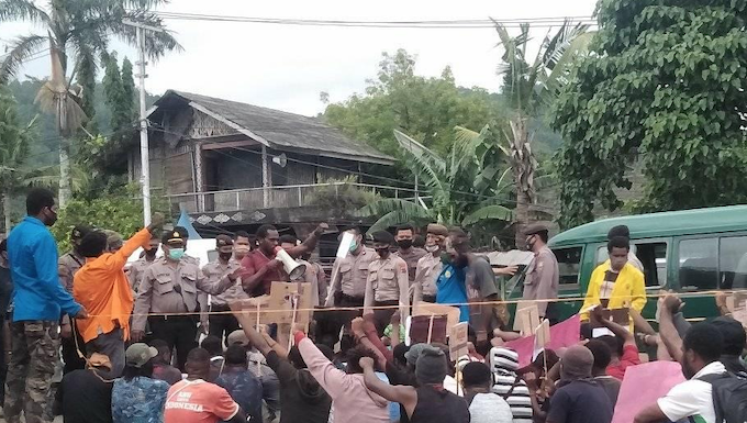 Peaceful protesters supporting the Papuan People's Petition confront Indonesian police