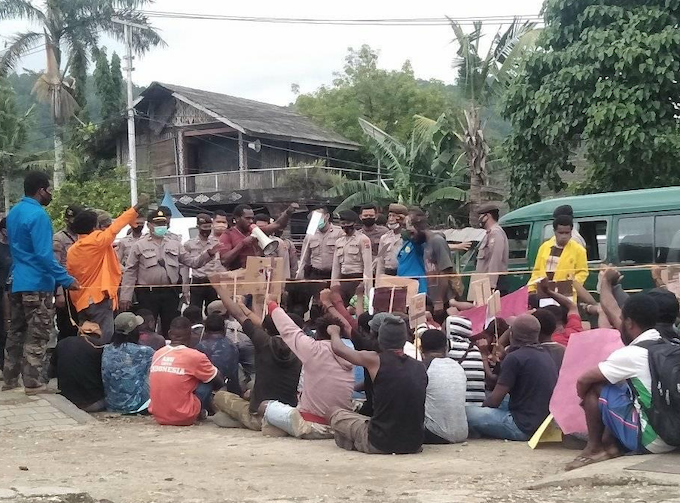 Peaceful protesters supporting the Papuan People's Petition confront Indonesian police