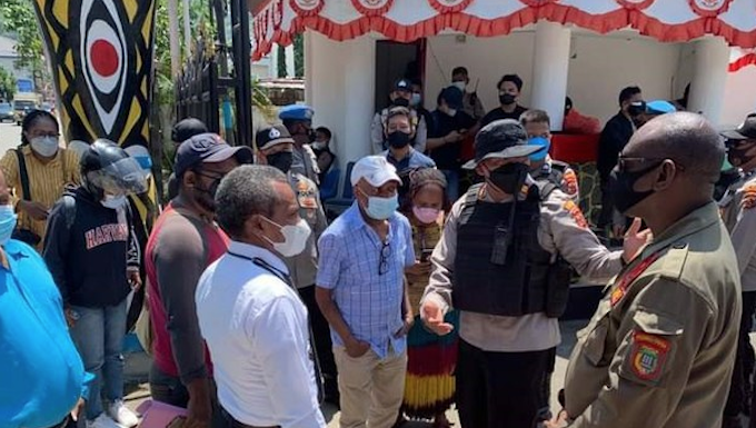 Police stop Rev Benny Giay