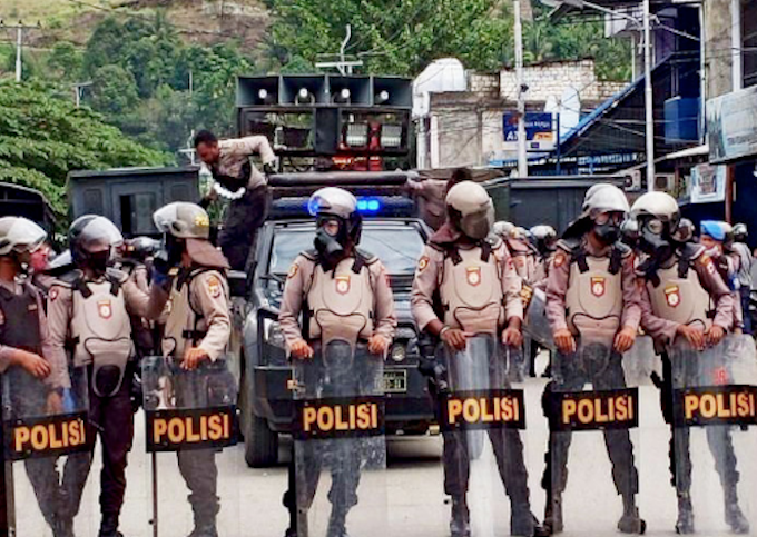 Indonesian riot police crackdown on UNCEN students.