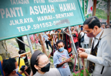 President Joko Widodo buys traditional noken