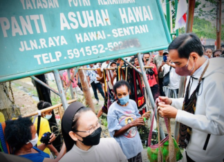 President Joko Widodo buys traditional noken