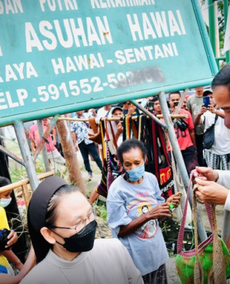 Activists say Jokowi’s West Papua visit only to bolster image – no benefits President Joko Widodo buys traditional noken