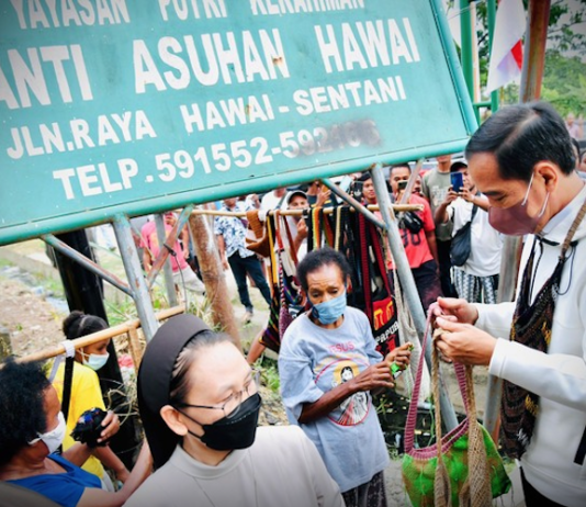 President Joko Widodo buys traditional noken