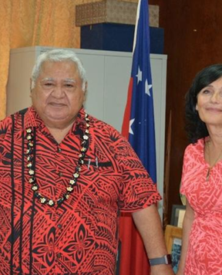 Simona Marinescu (right) with former Samoa PM Tuilaepa Sailele Malielegaoi