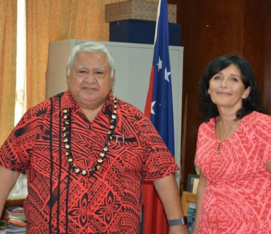 Simona Marinescu (right) with former Samoa PM Tuilaepa Sailele Malielegaoi