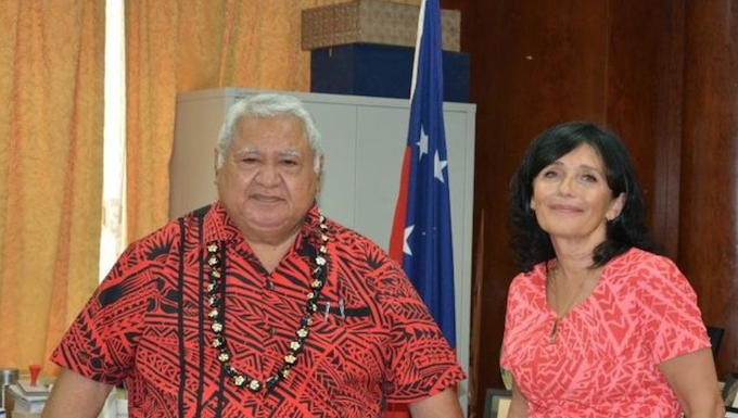Simona Marinescu (right) with former Samoa PM Tuilaepa Sailele Malielegaoi