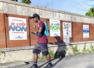 "Non" to independence vote posters in Noumea