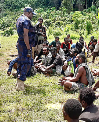 PNG police search for the notorious “Het Wara” gang
