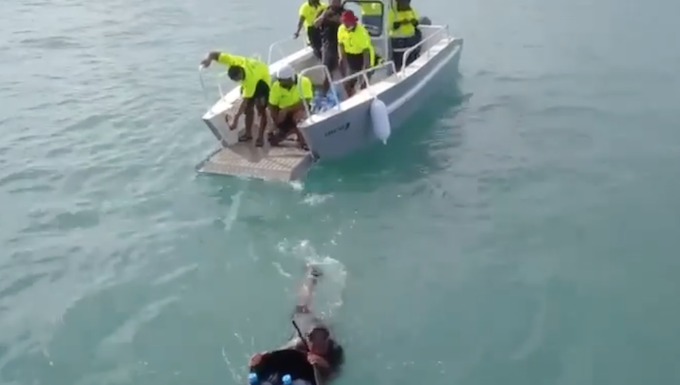 Distributing water to ‘Eueiki