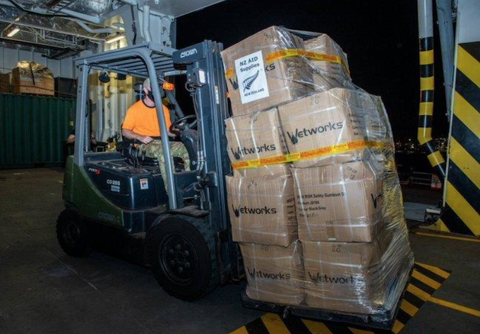 Supplies are loaded on board the HMNZS Canterbury