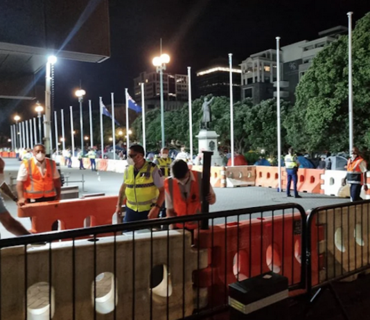 Police put up more barriers at Parliament protest